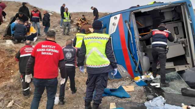 Nakil aracı devrildi! Yaralılar var