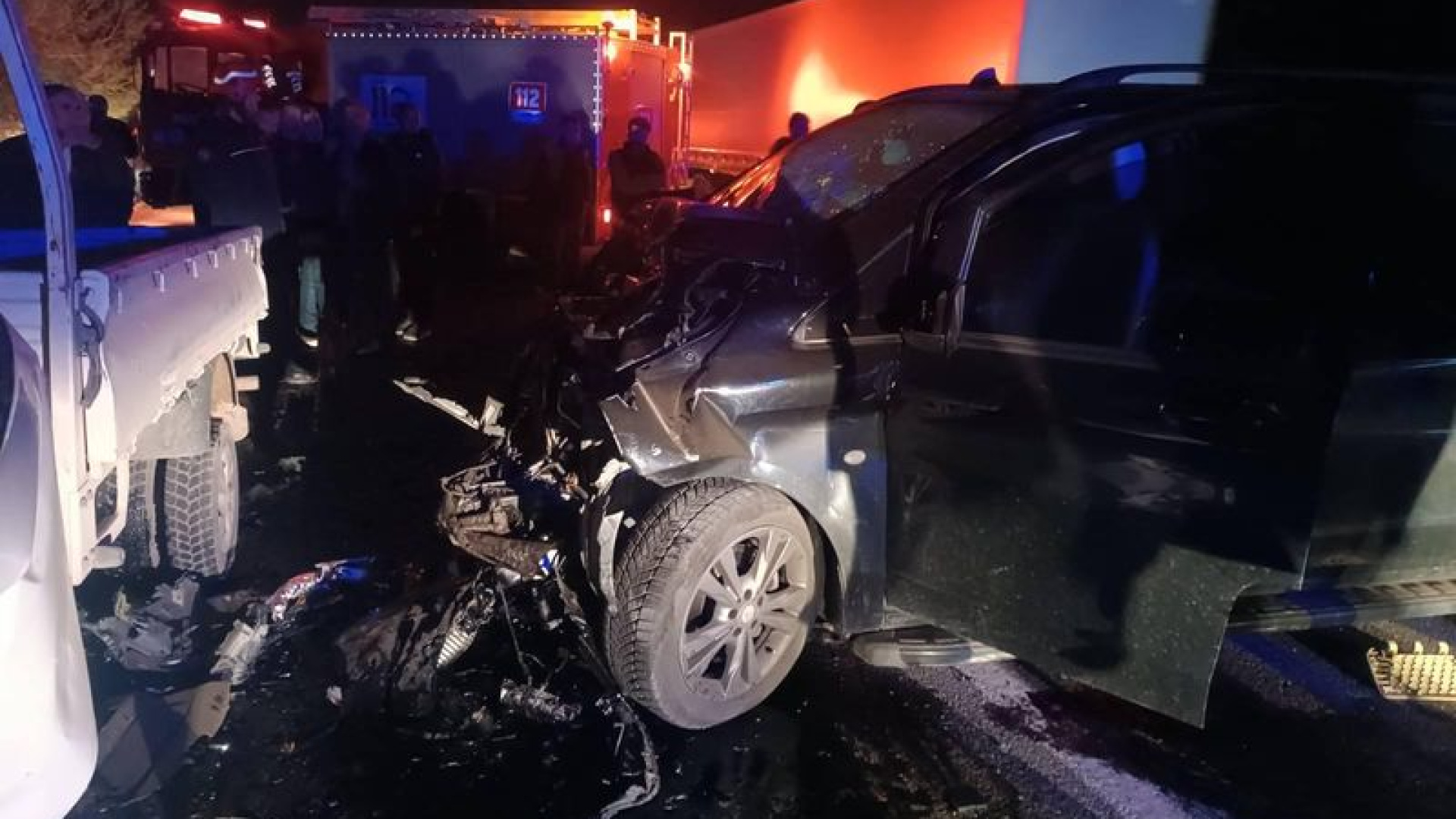 Hafif ticari araç ile kamyonet çarpıştı: 1 ölü, 5 yaralı