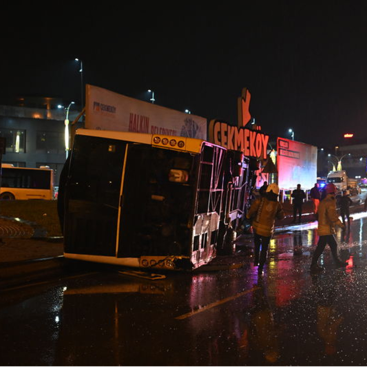 Çekmeköy'de İETT otobüsü devrildi