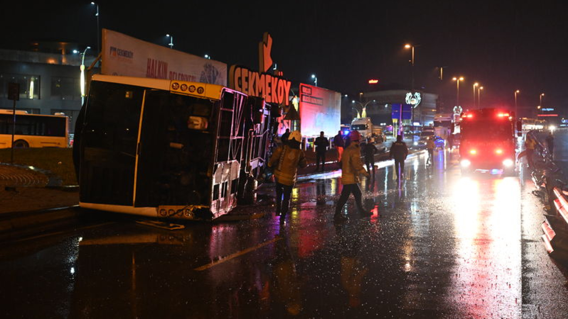 Çekmeköy'de İETT'ye Bağlı Özel Halk Otobüsü Devrildi: Şoför Yaralanmadı