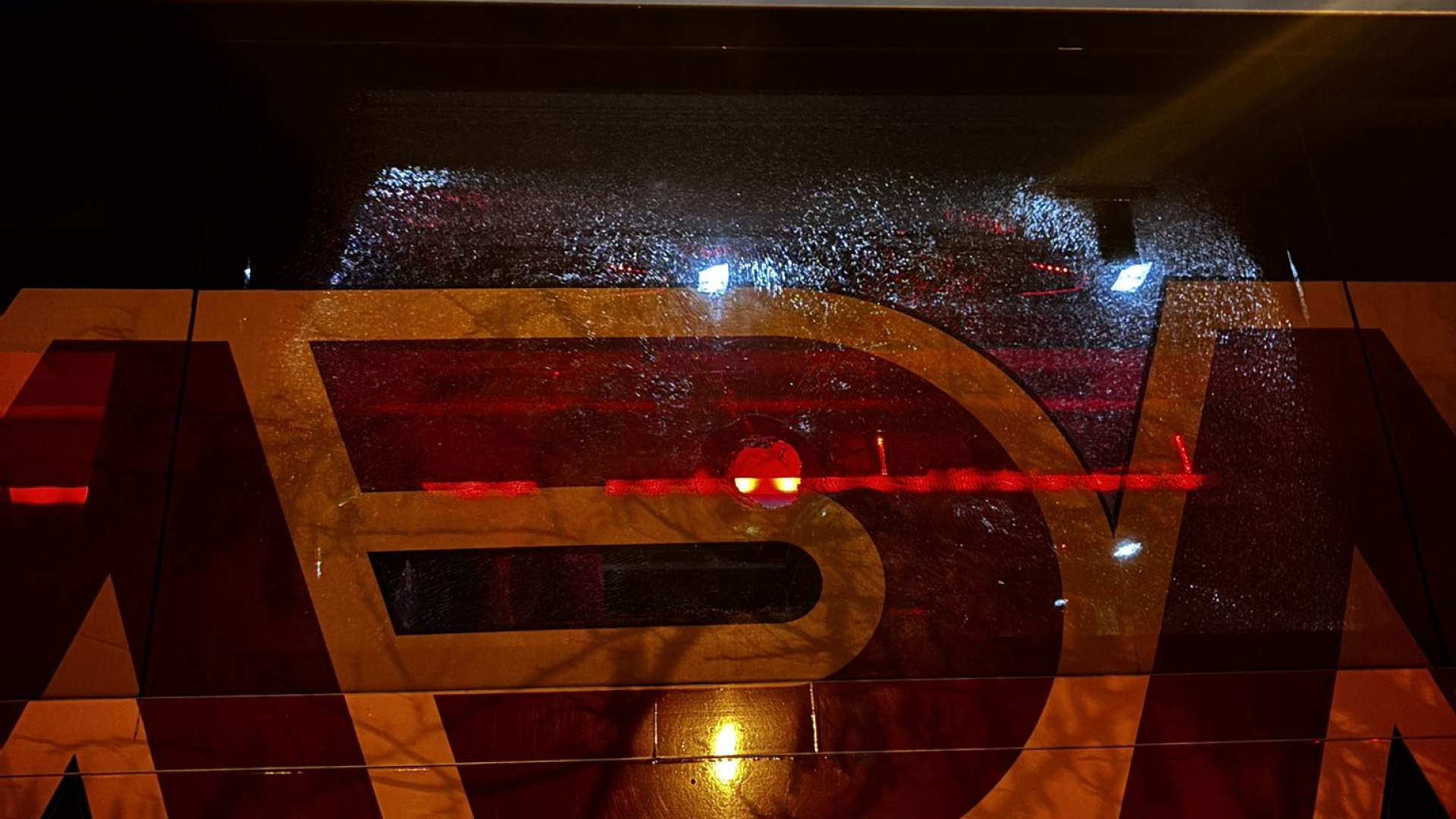 Galatasaray Basketbol Takım Otobüsüne Bursa'da Taşlı Saldırı!
