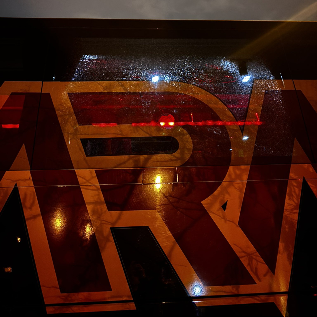 Galatasaray takım otobüsüne taşlı saldırı!