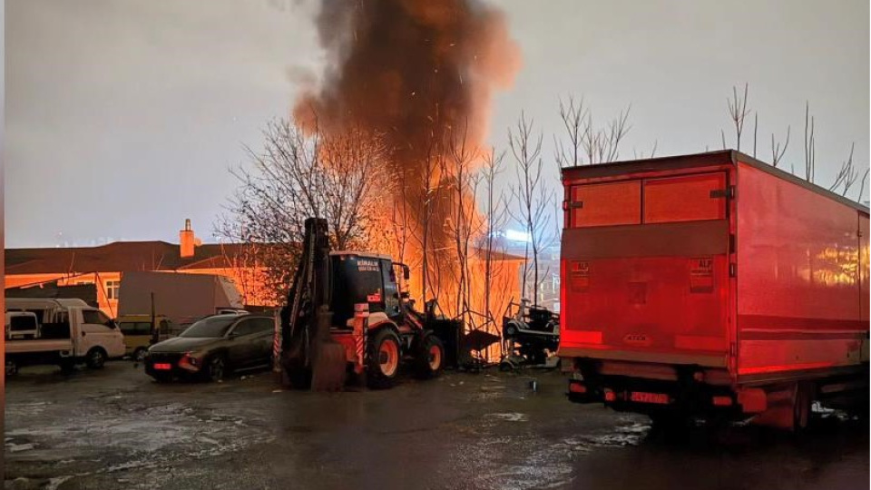 İstanbul'da otoparkta dumanlar yükseldi! 14 araç yandı!
