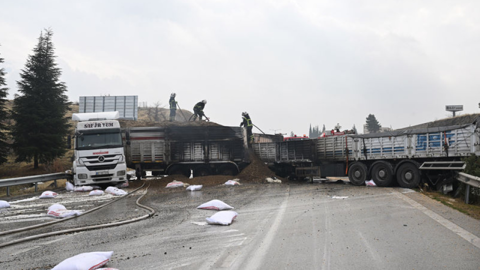 TIR'lar çarpıştı, yangın çıktı!