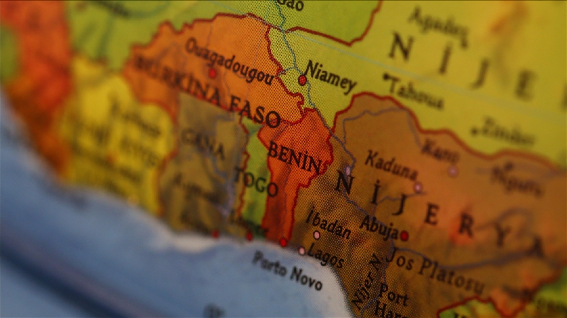 Benin'de Askeri Darbe Girişimi: Askerler Televizyonu Ele Geçirdi