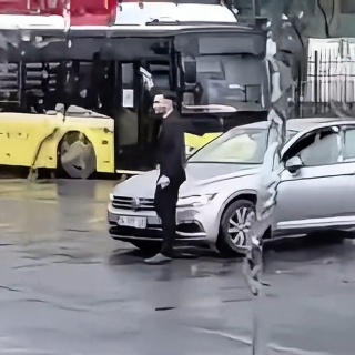 Otobüs durağında havaya ateş açtı!