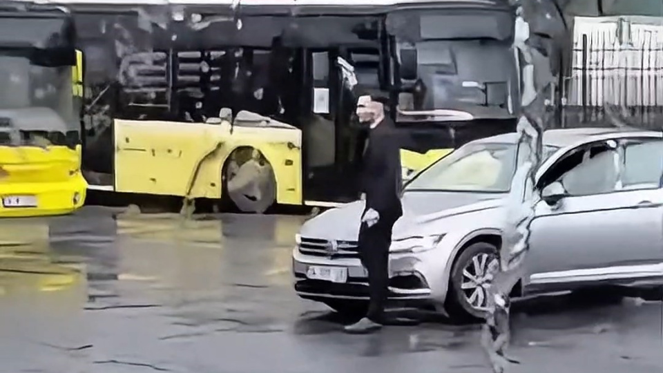 Otobüs durağında havaya ateş açtı!