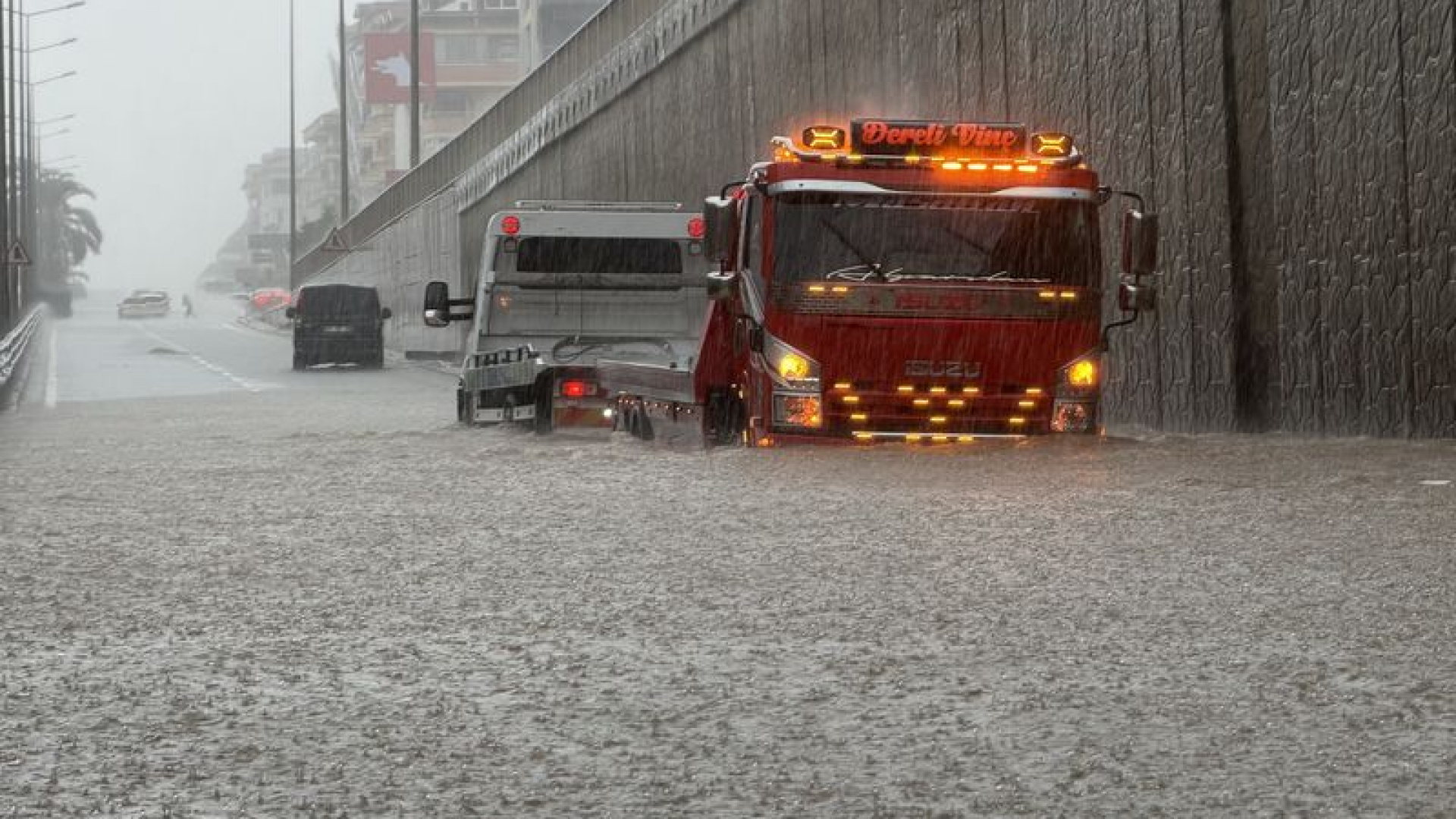Antalya'da Sağanak: Alanya'da Mahsur Kalan 8 Kişi Kurtarıldı