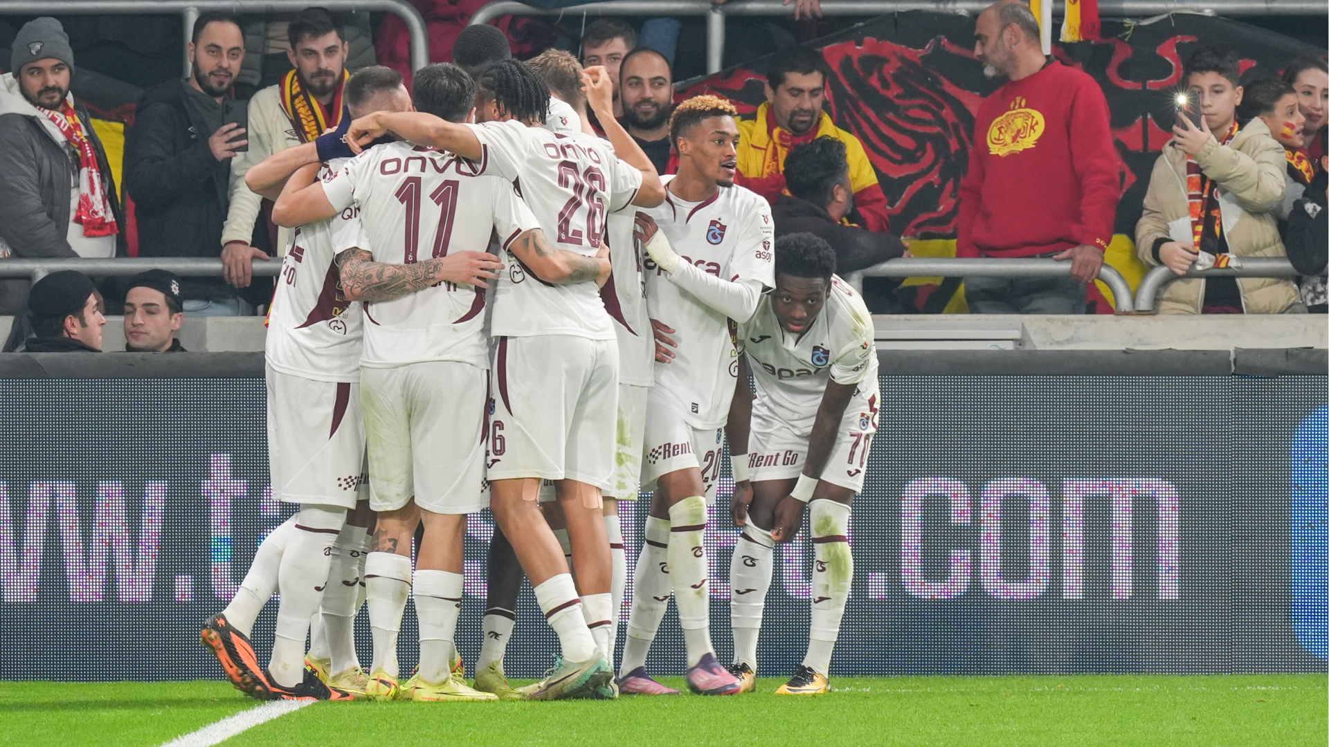 Trabzonspor Göztepe'yi 2-1 Yenerek Süper Lig'de İkinci Sıraya Yükseldi