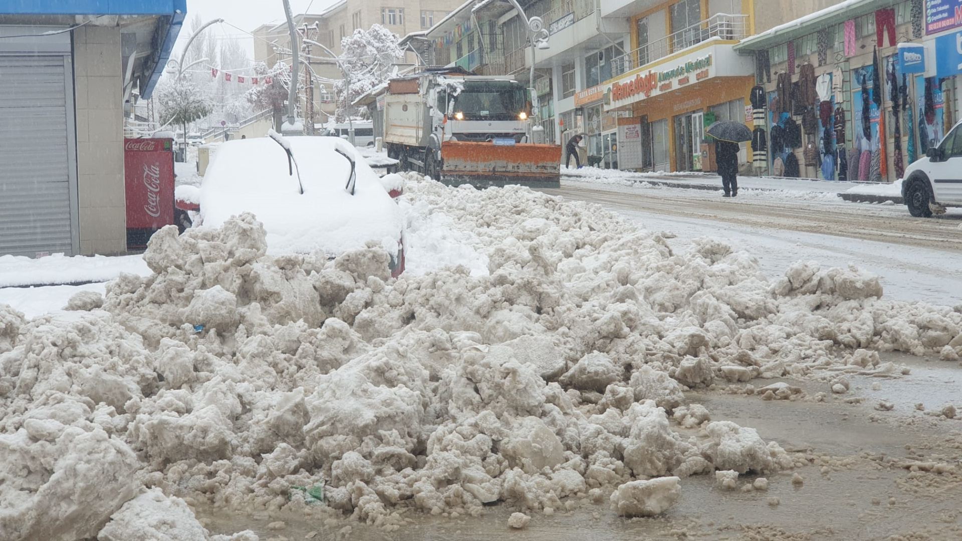 Kış resmen başladı! Bazı bölgelerde yollar ulaşıma kapandı | Son dakika haberleri
