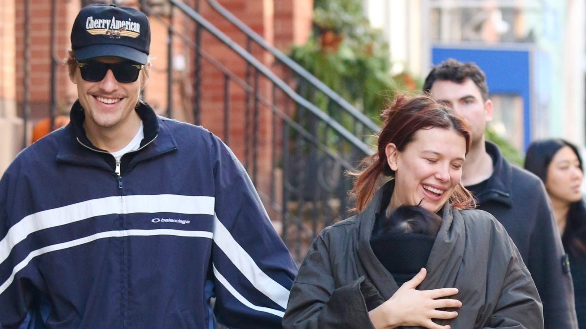 Millie Bobby Brown, bebeğini paltosunun içine sakladı