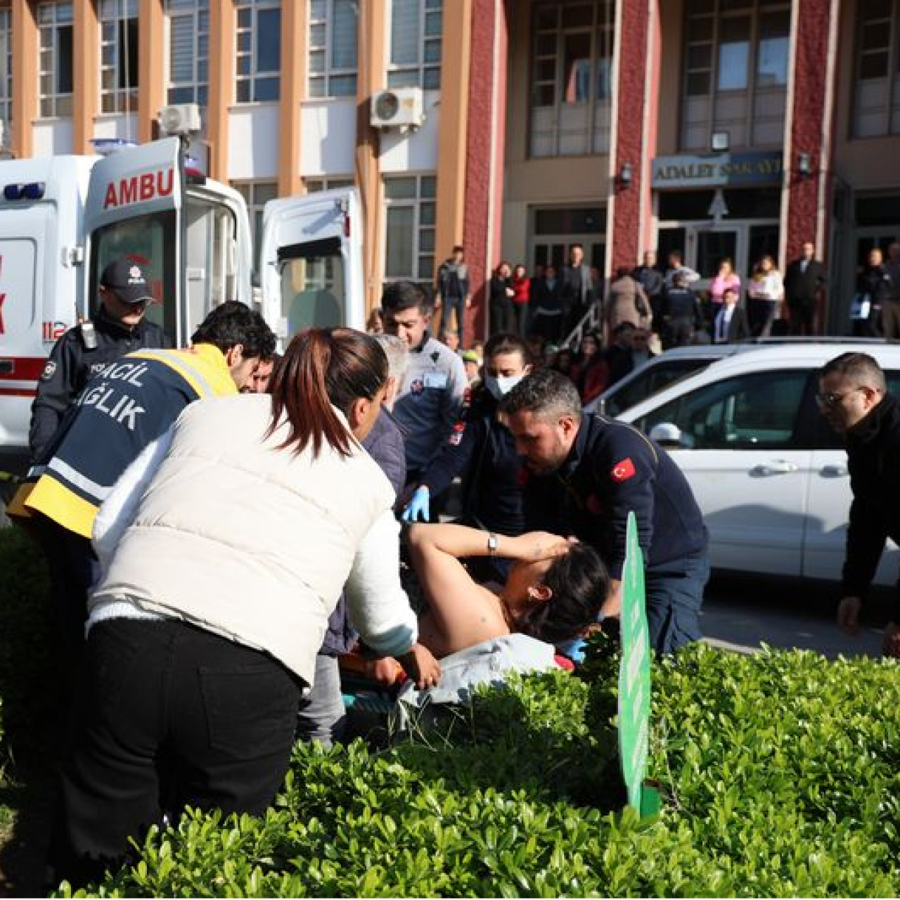 Boşanma duruşmasından çıkıp eşini bıçakladı
