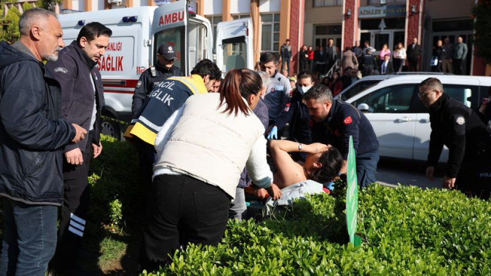 Boşanma duruşmasından çıkıp eşini bıçakladı