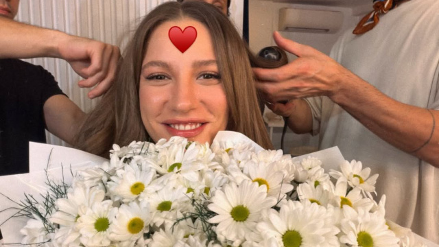 Papatyalar içinde poz verdi