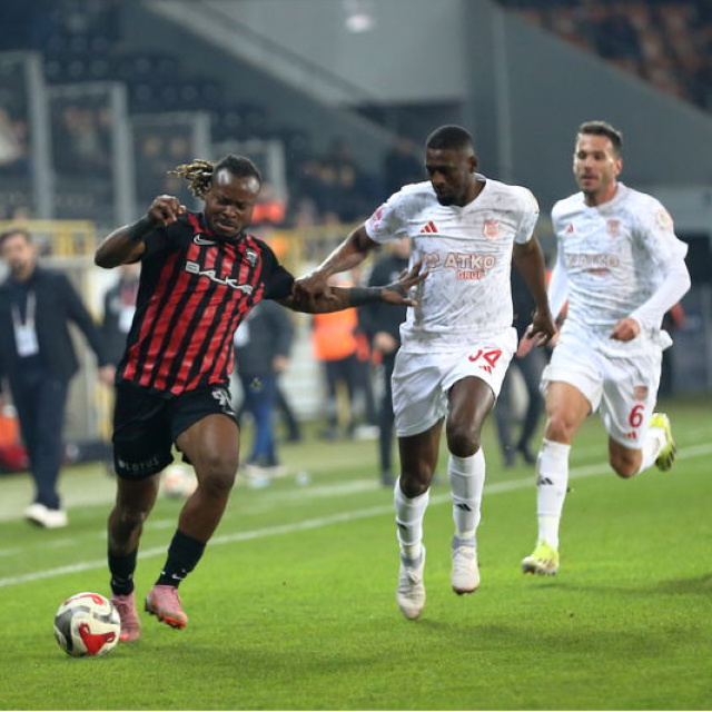 Çorum FK, lider Pendik'i iki golle geçti!