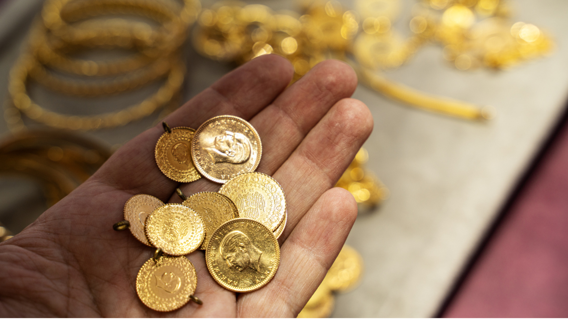 CANLI ALTIN FİYATLARI 9 ARALIK 2025: Altın haftaya yükselişle başladı! Bugün tam, yarım, Cumhuriyet altını, çeyrek altın ve gram altın fiyatı ne kadar?