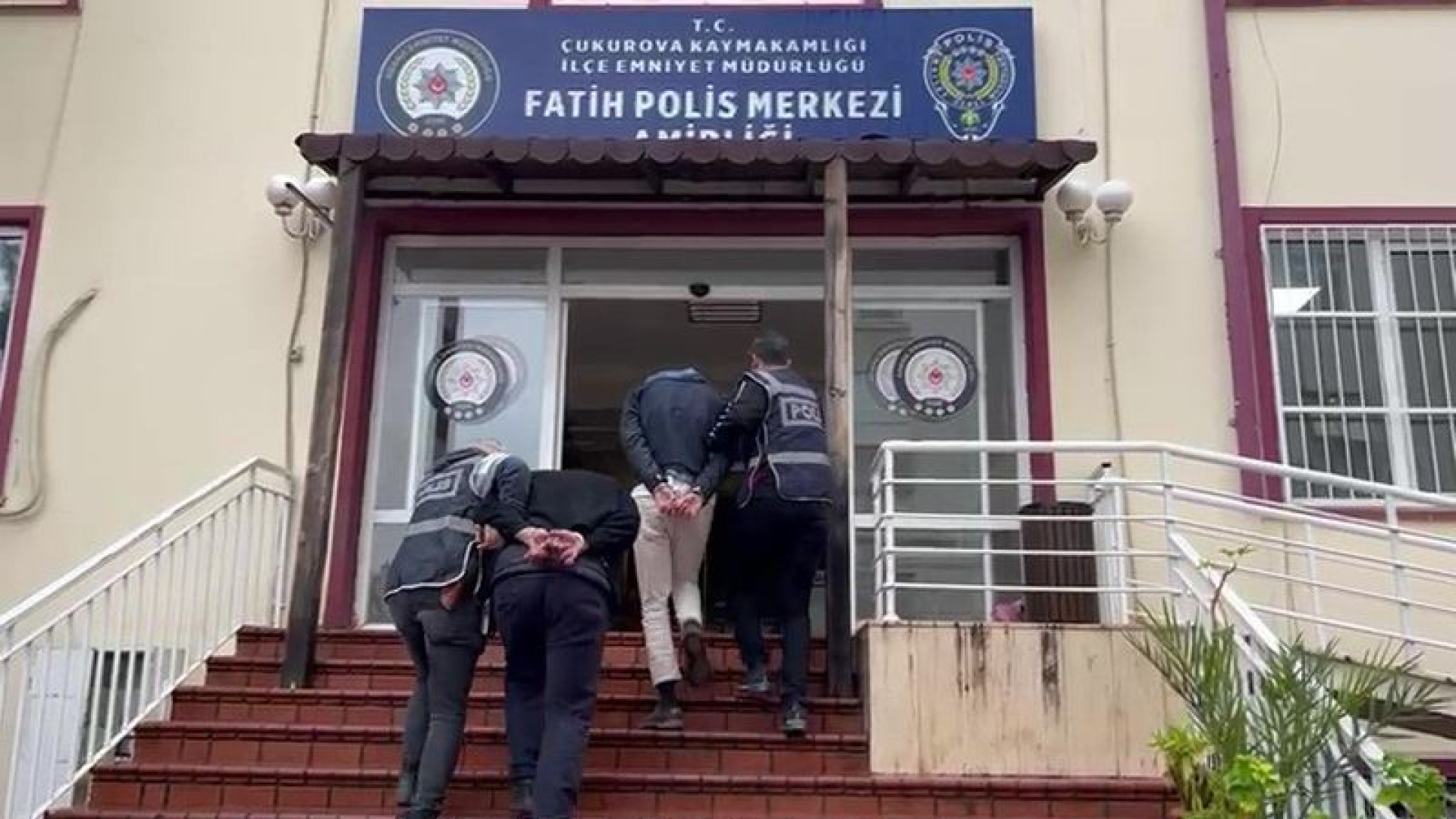 Adana'da 12 yaşındaki çocuğu darp ettiği iddia edilen şüpheliler yakalandı | Son dakika haberleri