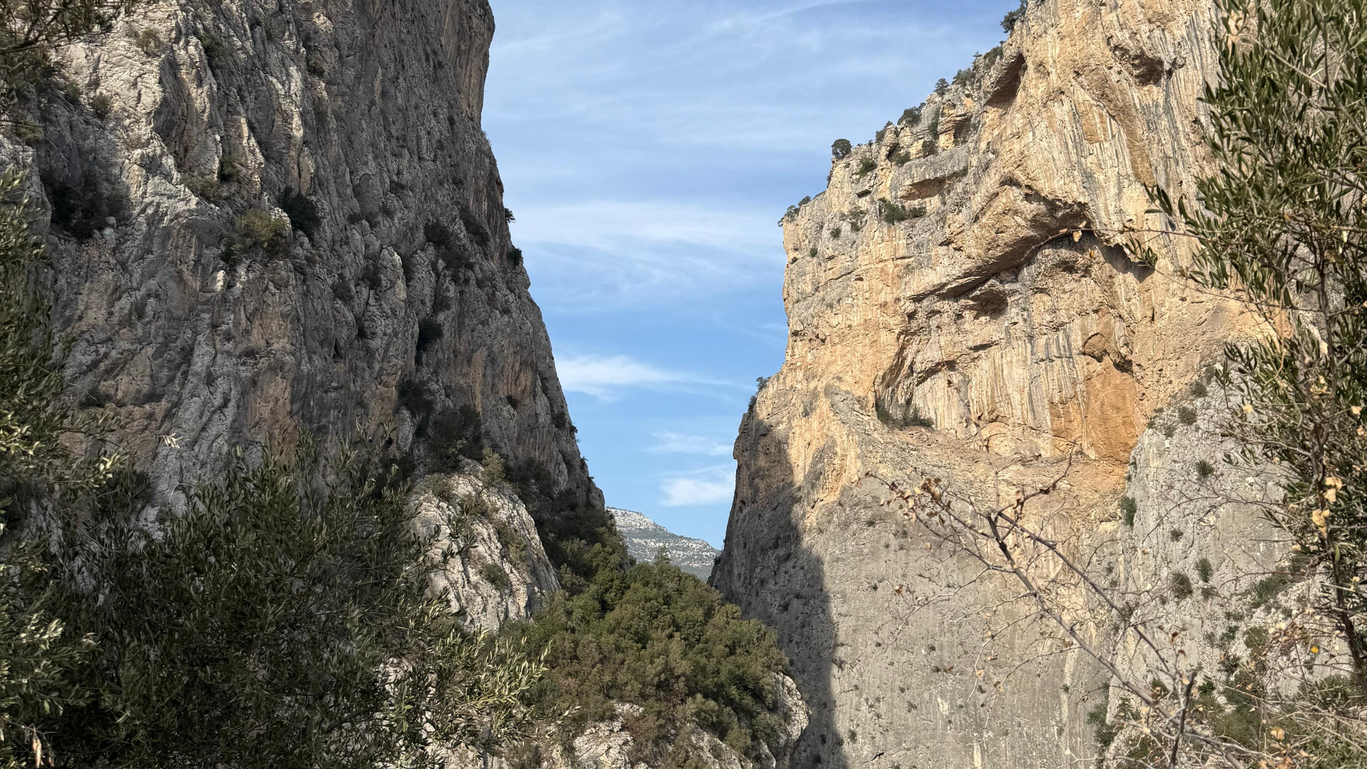 Sarp kayalarla çevrili Kapıkaya Kanyonu kışın da t…
