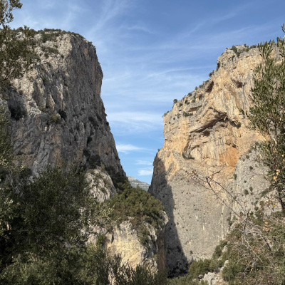 Sarp kayalarla çevrili! Sınırları zorluyor...