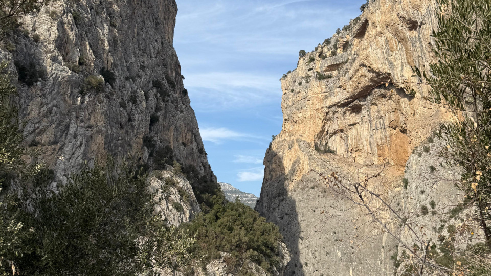 Sarp kayalarla çevrili! Sınırları zorluyor...