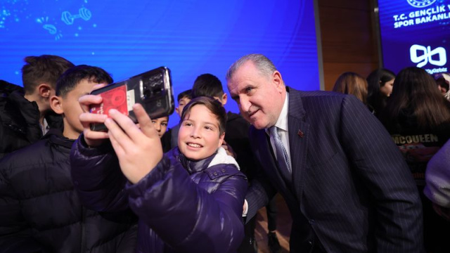 Bakan Bak, şampiyon sporcularla buluştu