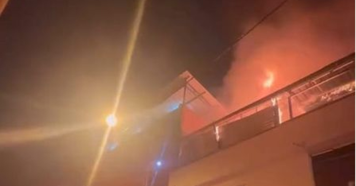 İki katlı binanın çatısı yandı