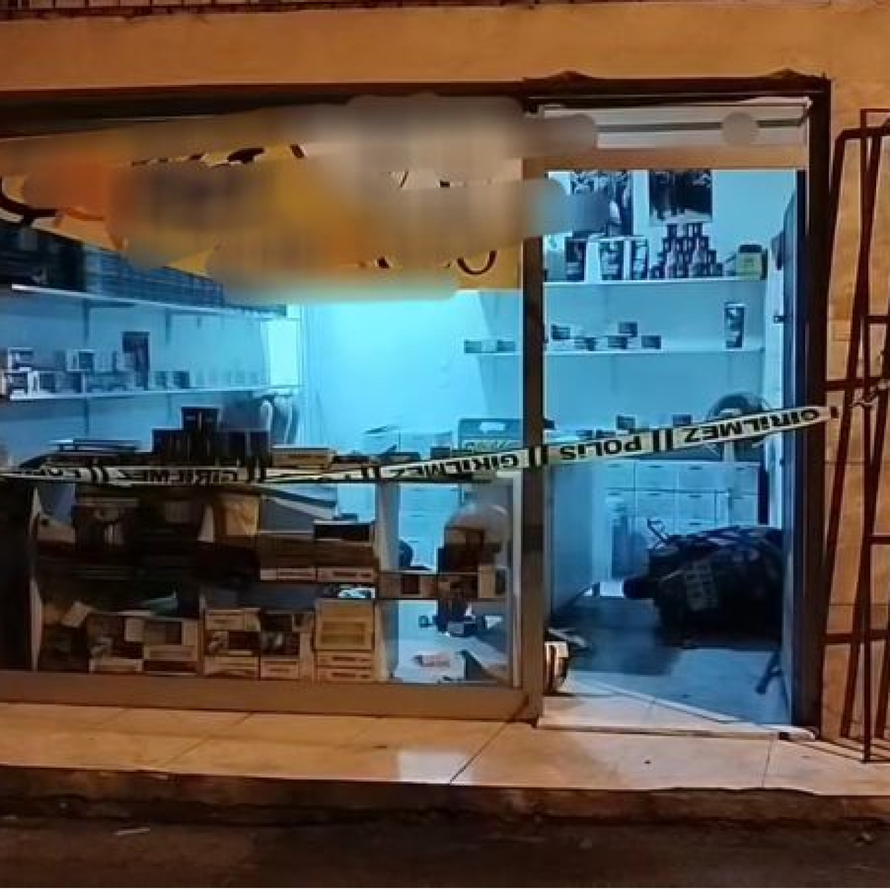 Arkadaşının iş yerinin önünde silahla vuruldu