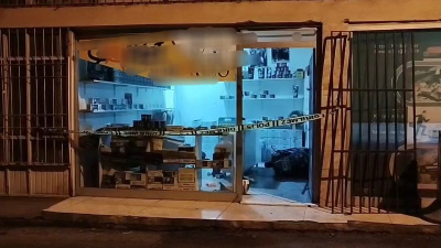 Arkadaşının iş yerinin önünde silahla vuruldu