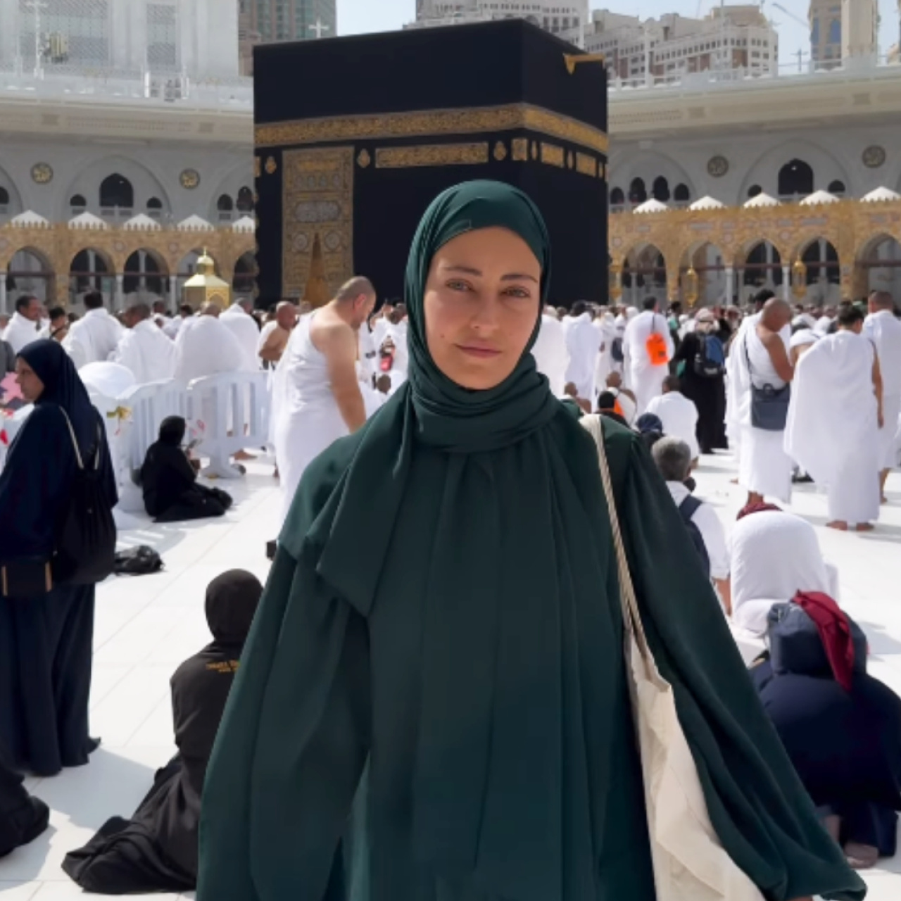 Ünlü oyuncu Umre'ye gitti