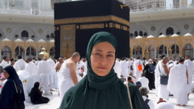 Ünlü oyuncu Umre'ye gitti