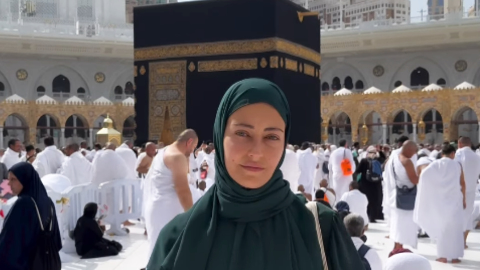 Ünlü oyuncu Umre'ye gitti