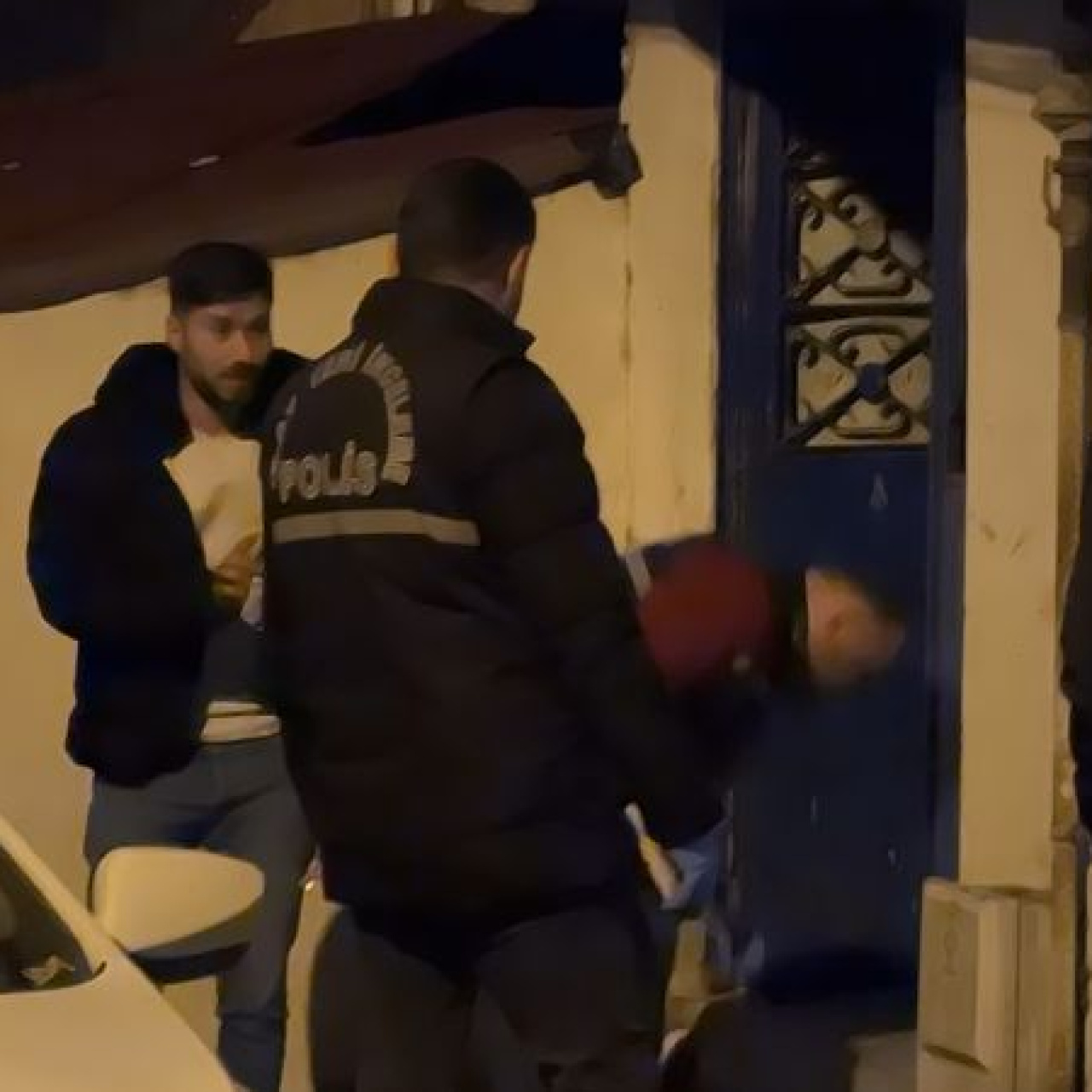 Anne çocuğun ağzını bantlayıp darp ettiler! Evde gasp dehşeti!