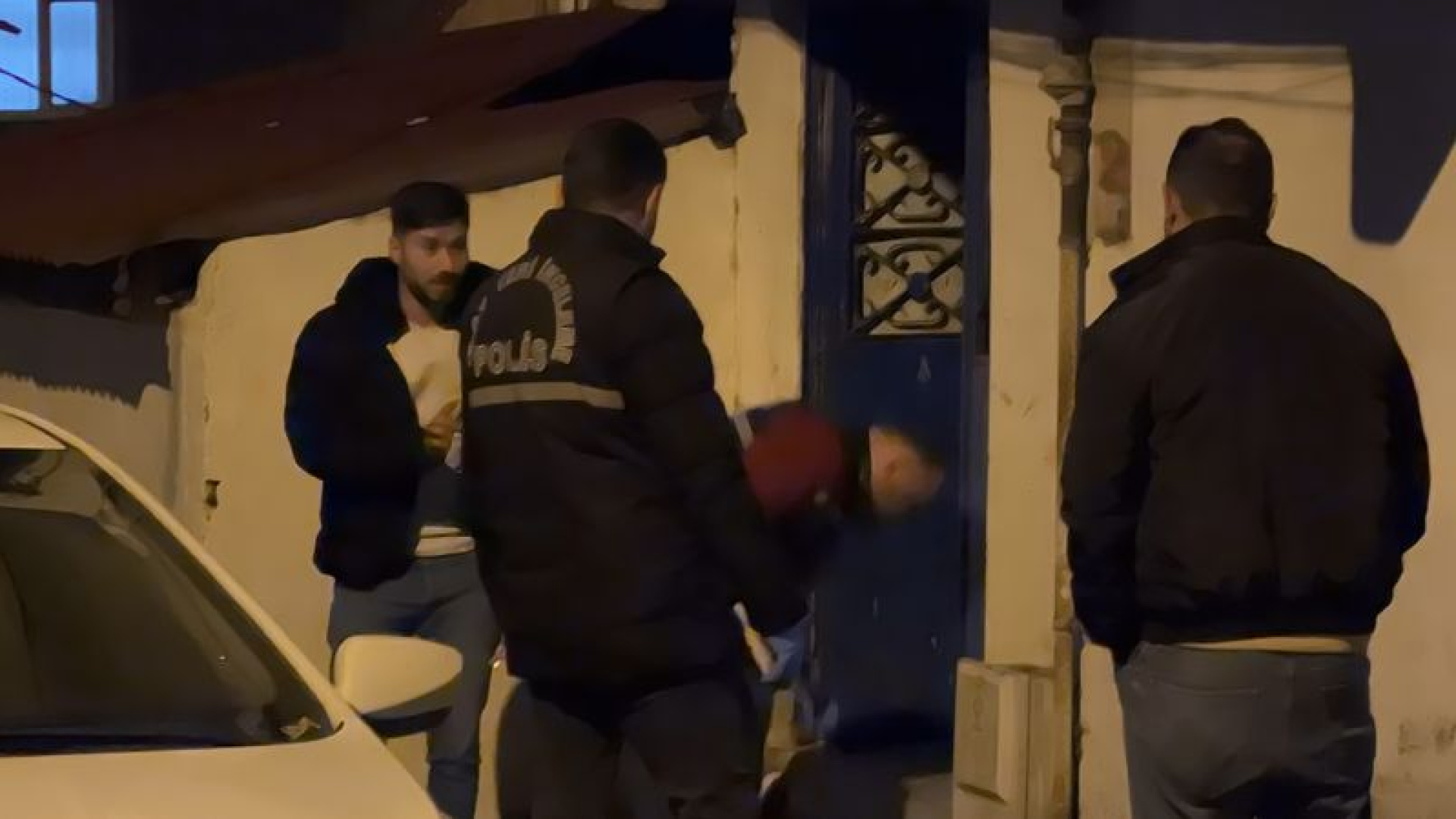 Anne çocuğun ağzını bantlayıp darp ettiler! Evde gasp dehşeti | son dakika haber | Son dakika haberleri