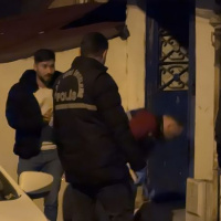 Anne çocuğun ağzını bantlayıp darp ettiler! Evde gasp dehşeti!