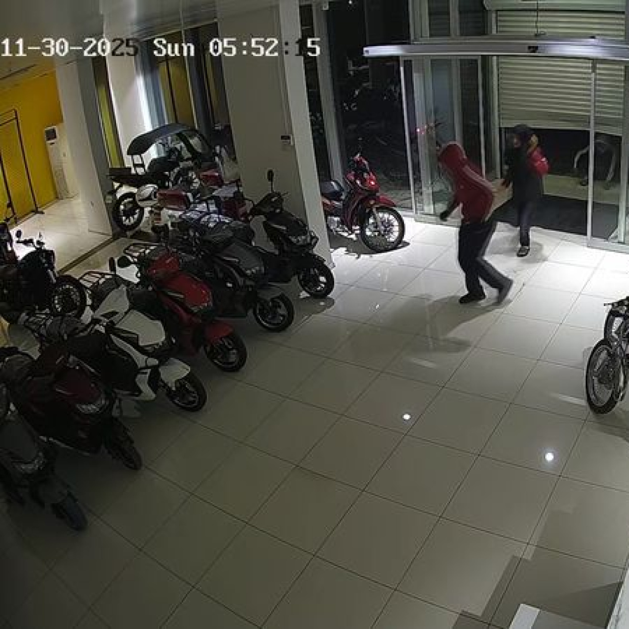 Akılalmaz olay! 1 dakikada 4 motosiklet! Çocuk hırsızlar!