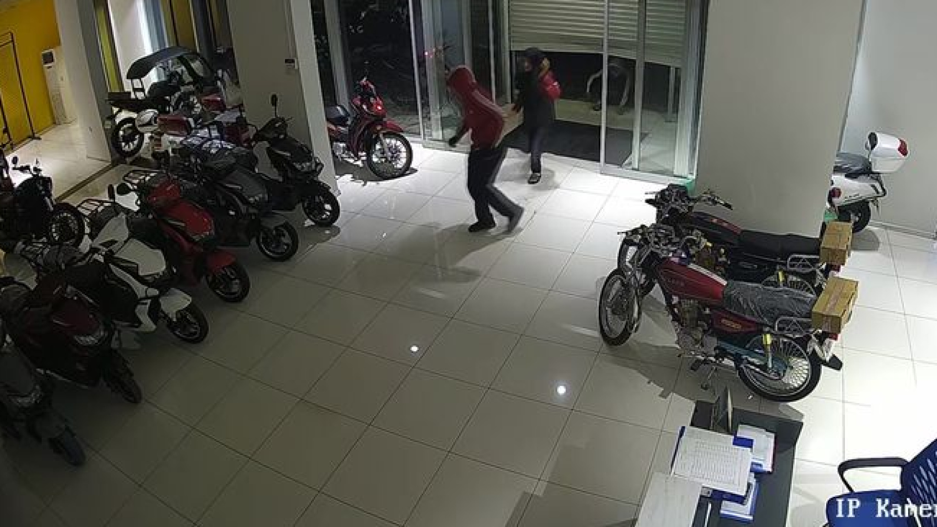 Adana'da akılalmaz olay! 1 dakikada 4 motosiklet! Çocuk hırsızlar | SON DAKİKA HABER | Son dakika haberleri