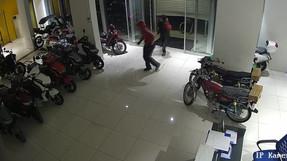 1 dakikada 4 motosiklet! Çocuk hırsızlar!