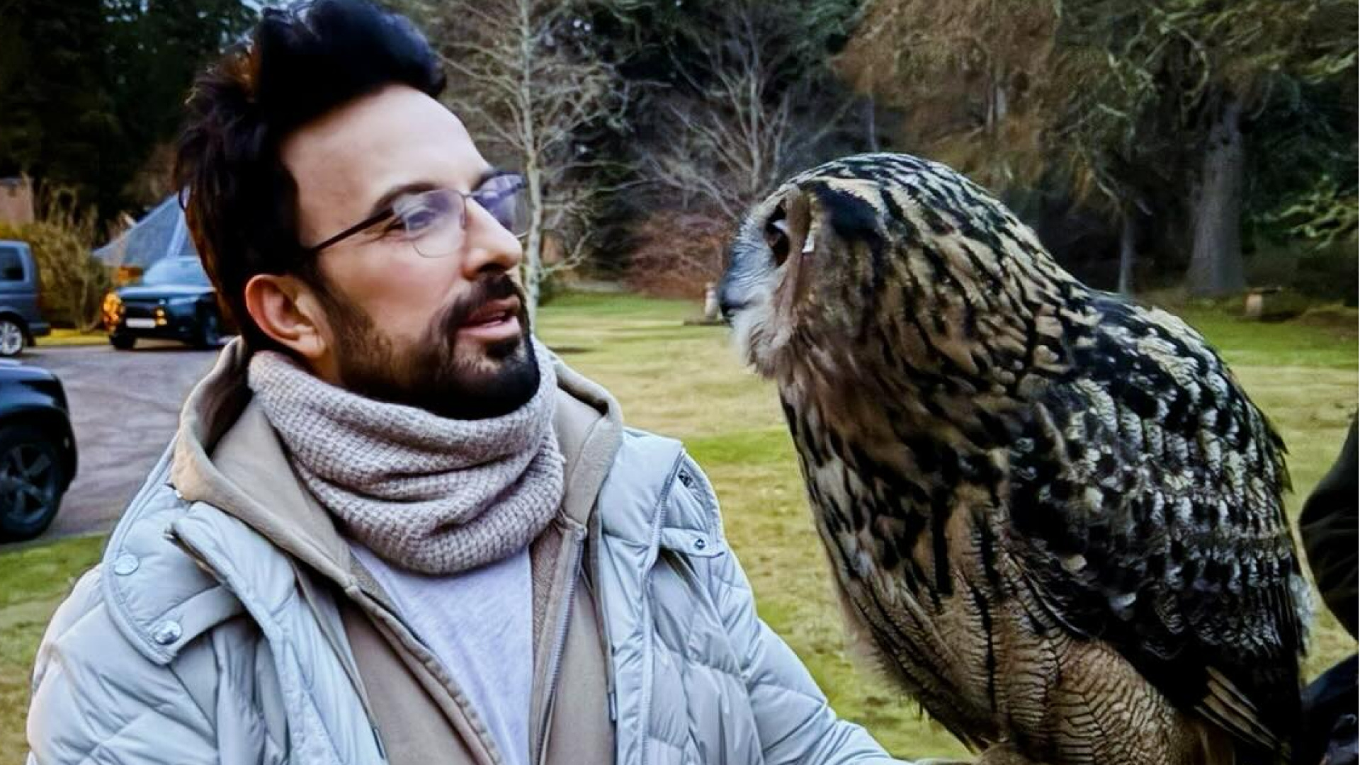 Tarkan'dan baykuşlu poz