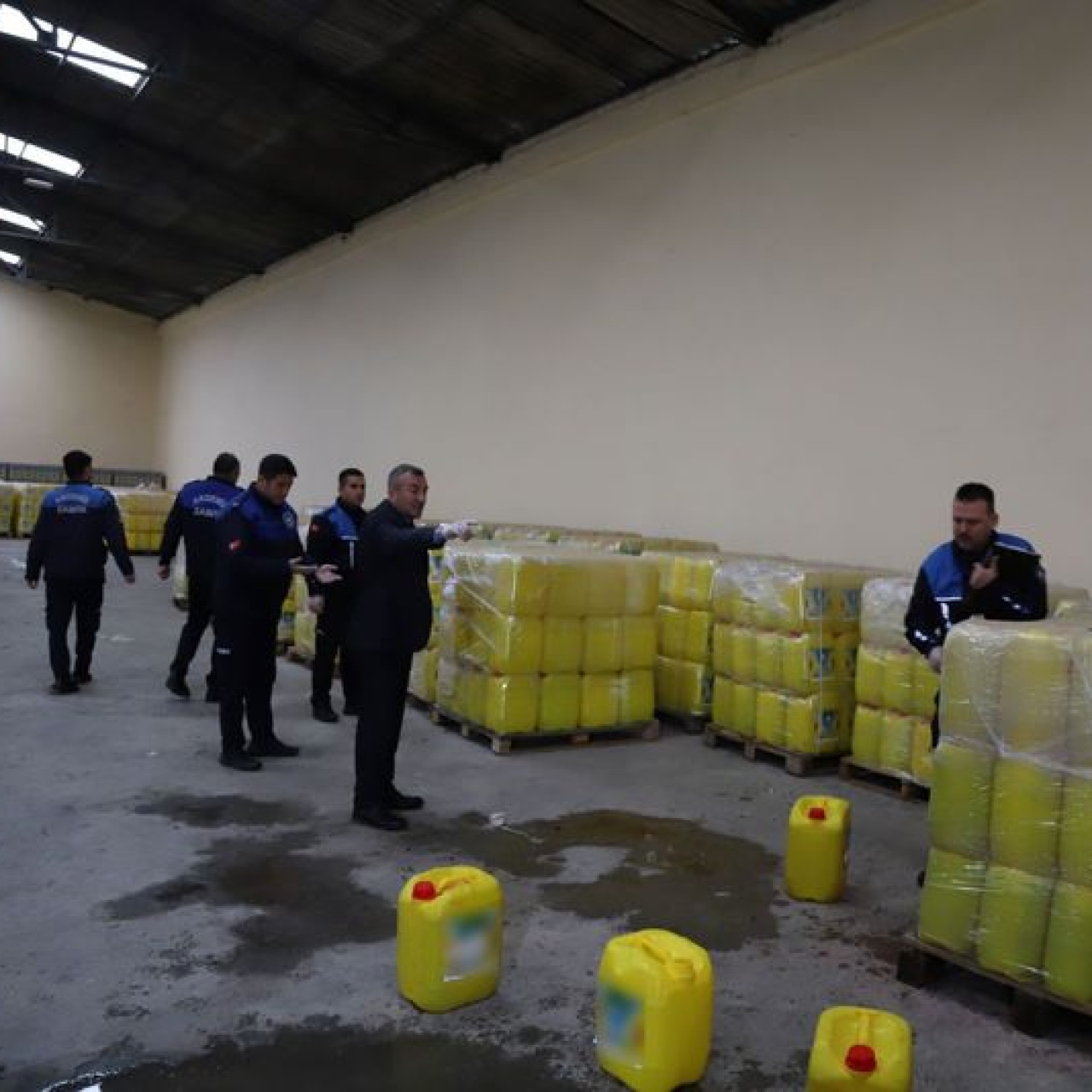 Her biri 20 litre! Tam 3 bin 650 bidon... Hepsine su karıştırılmış!