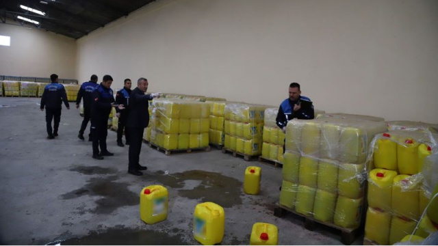 Her biri 20 litre! Tam 3 bin 650 bidon... Hepsine su karıştırılmış!