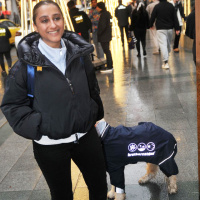 Köpeğine yağmurluk giydirdi