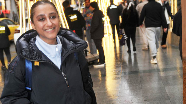 Köpeğine yağmurluk giydirdi