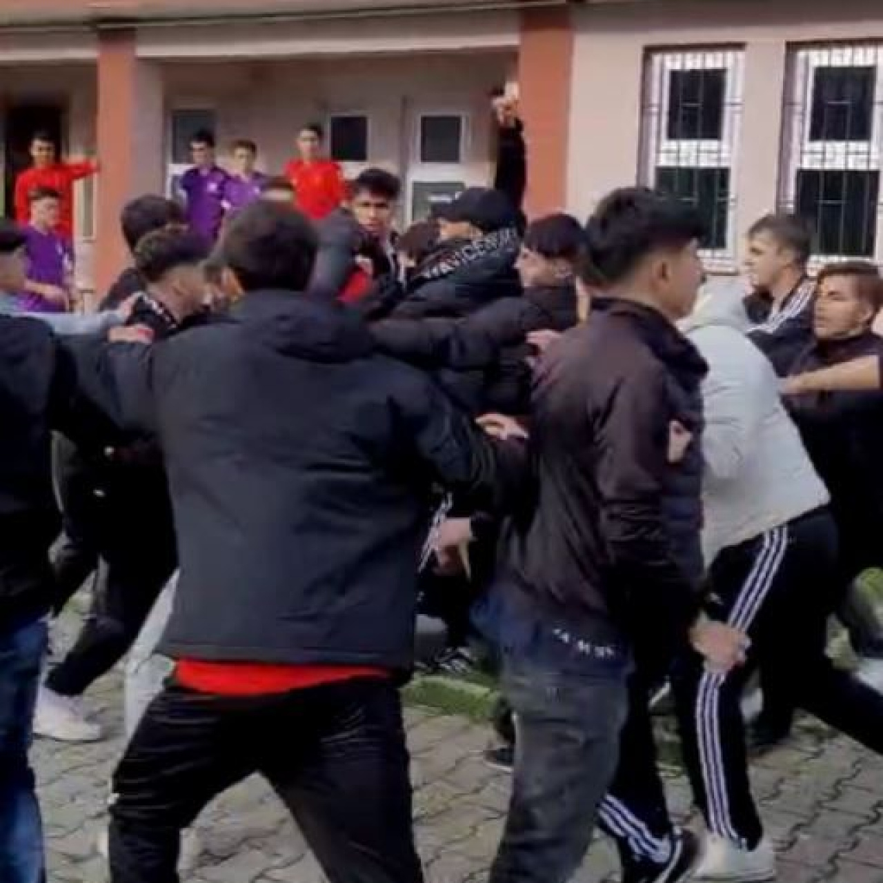 Öğretmeni darbeden 2 öğrenci gözaltında