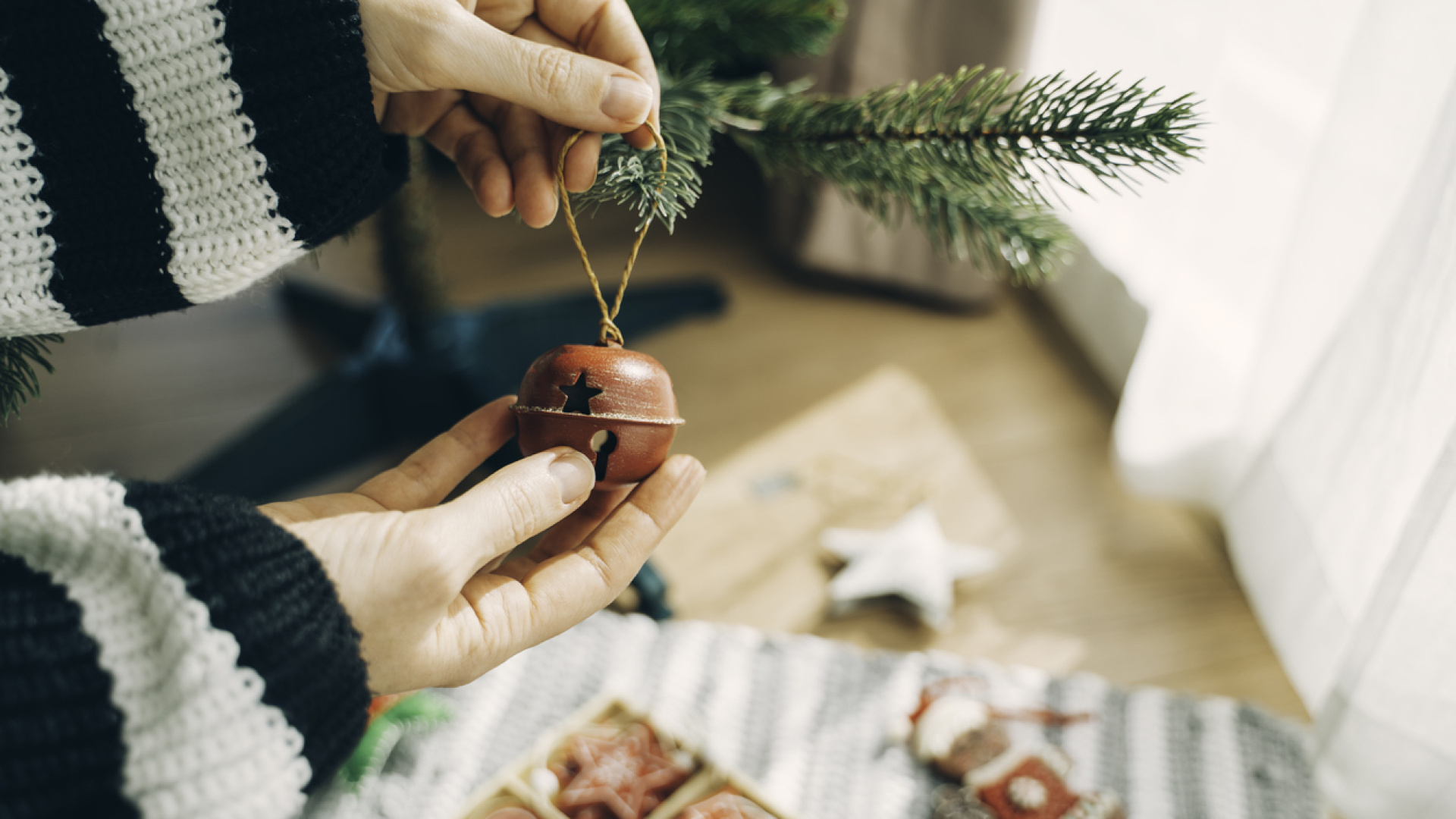 Noel baba, kızaklı ren geyikleri, parlak hediye paketleri... Her yerde gördüğümüz yılbaşı motiflerinin perde arkası!