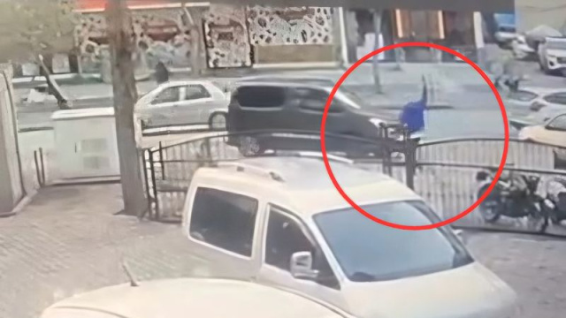 Kaldırımda yürürken tabancayla rastgele ateş açtı