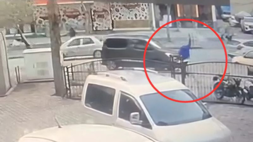 Kaldırımda yürürken tabancayla rastgele ateş açtı