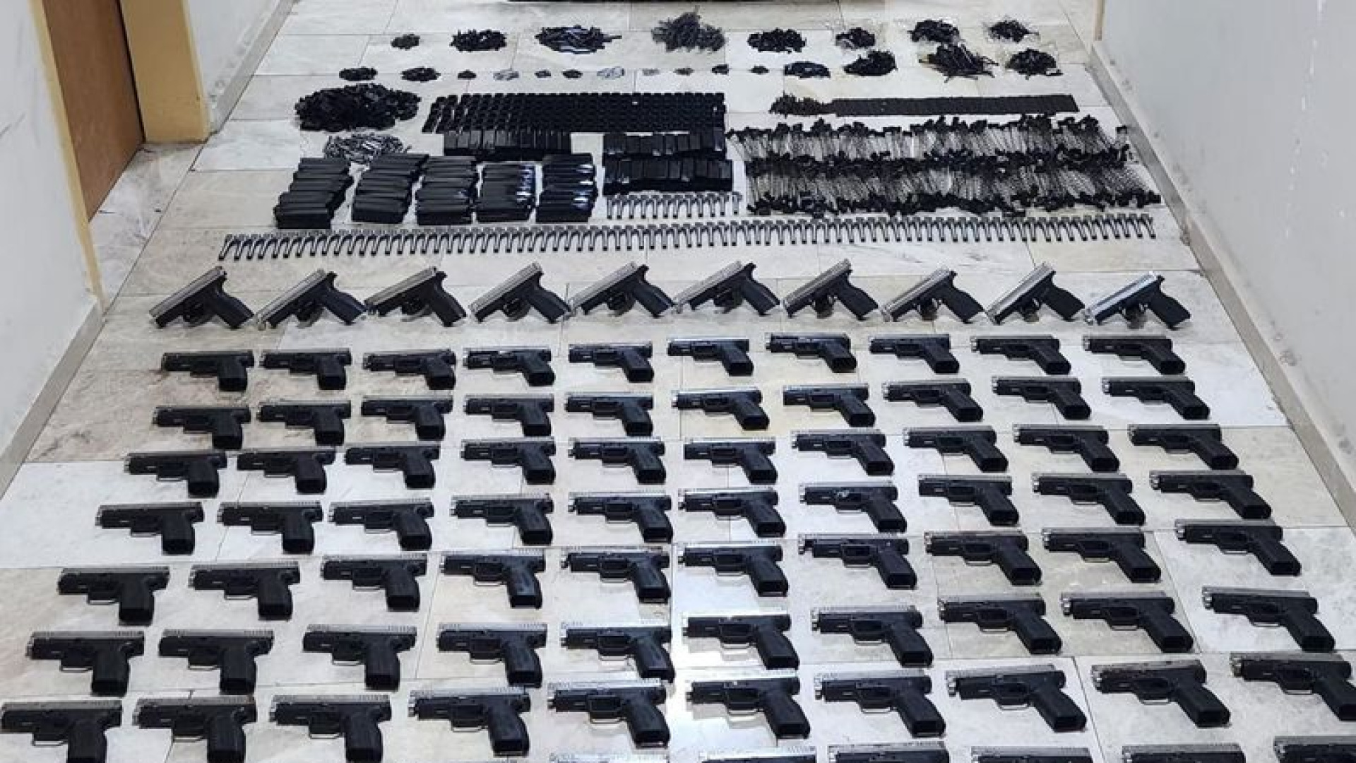 Polisin durdurduğu otomobilden cephanelik ele geçirildi