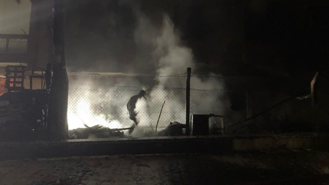 Hurdalık alandaki yangın apartmana sıçradı