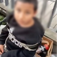 Pazarda eşofman çalan çocuğu iple bağladı