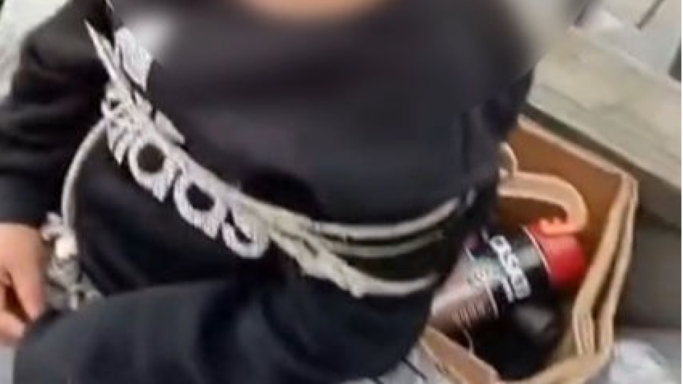 Pazarda eşofman çalan çocuğu iple bağladı